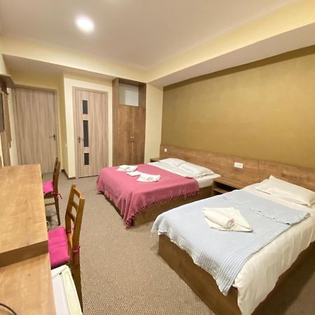 5 Rooms Near 300 Aragveli Metro Station Tbilisi ภายนอก รูปภาพ