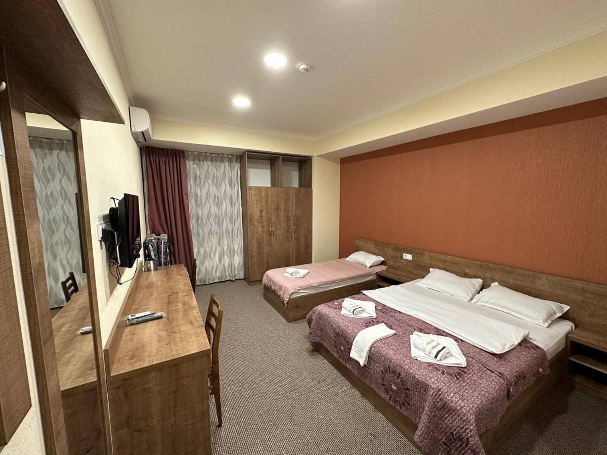 5 Rooms Near 300 Aragveli Metro Station Tbilisi ภายนอก รูปภาพ