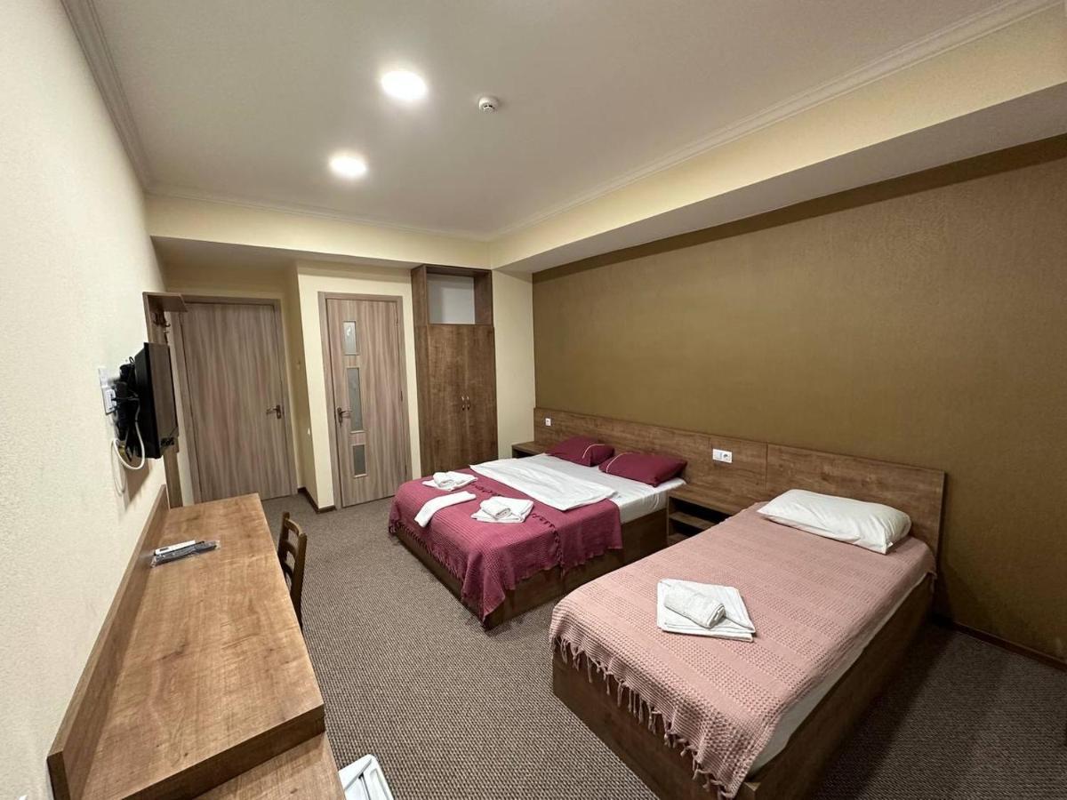 5 Rooms Near 300 Aragveli Metro Station Tbilisi ภายนอก รูปภาพ