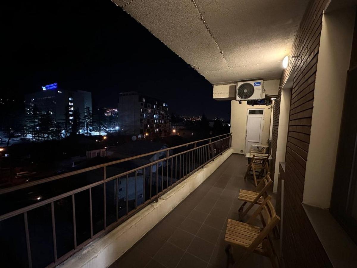 5 Rooms Near 300 Aragveli Metro Station Tbilisi ภายนอก รูปภาพ