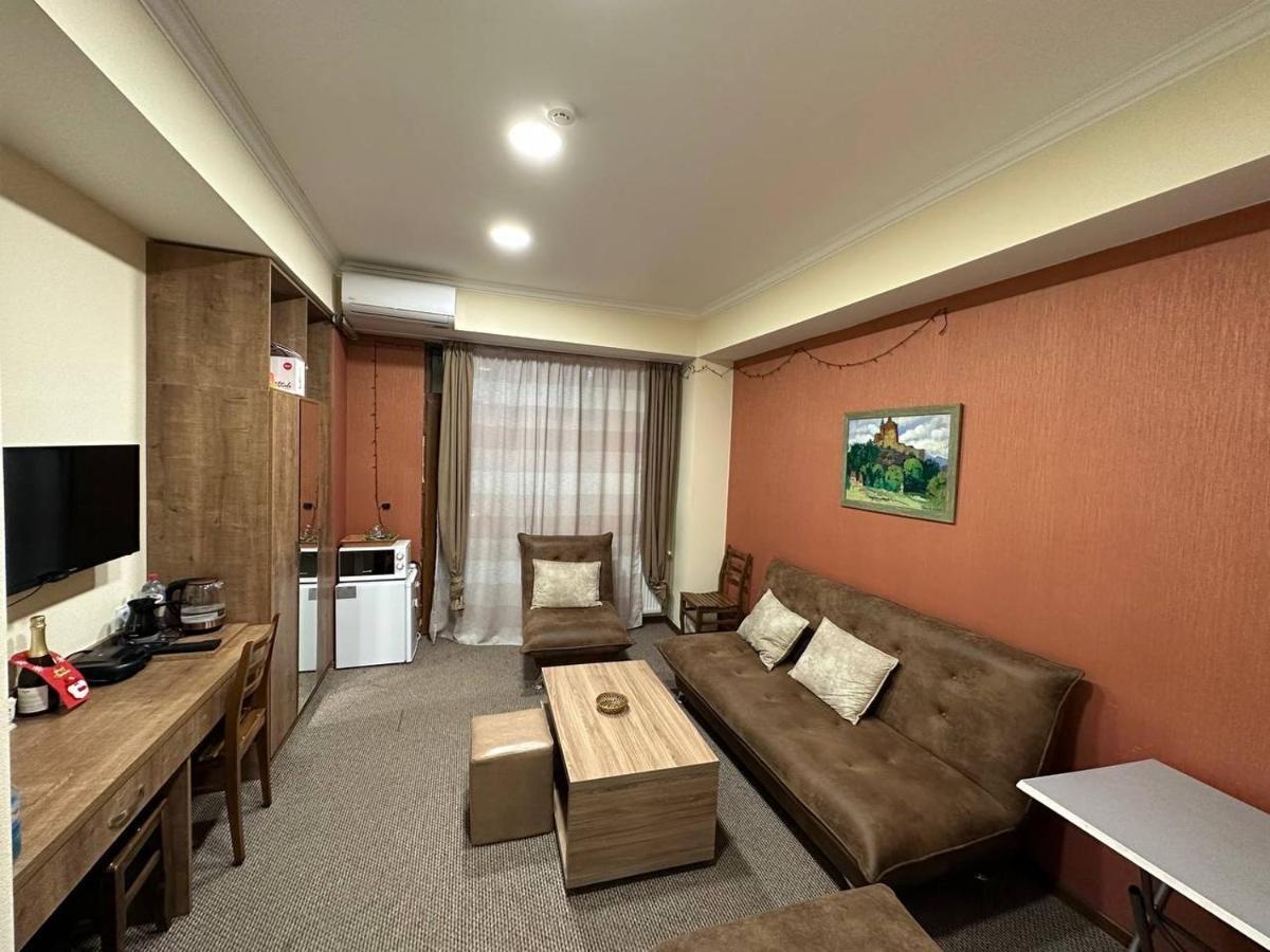 5 Rooms Near 300 Aragveli Metro Station Tbilisi ภายนอก รูปภาพ