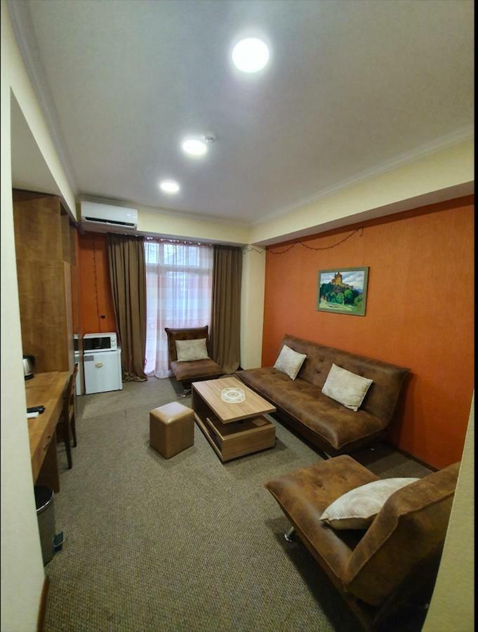5 Rooms Near 300 Aragveli Metro Station Tbilisi ภายนอก รูปภาพ