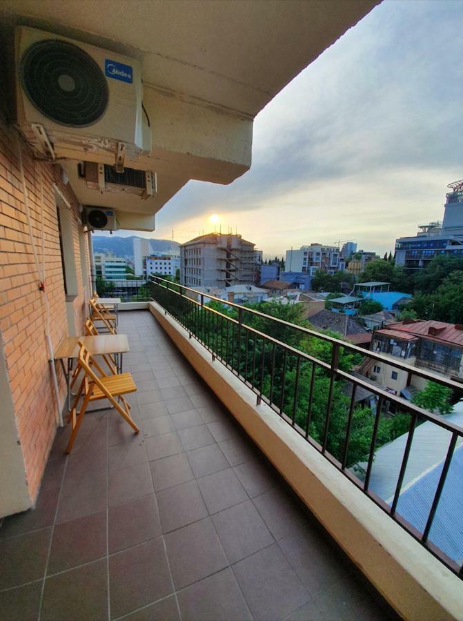 5 Rooms Near 300 Aragveli Metro Station Tbilisi ภายนอก รูปภาพ