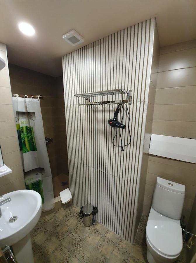 5 Rooms Near 300 Aragveli Metro Station Tbilisi ภายนอก รูปภาพ